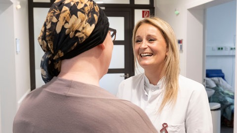 Pflegerin Katharina Roos ist in der Mainzer Unimedizin im Gespräch mit einer Krebspatientin. Jetzt wurde sie als beliebteste Pflegerin Deutschlands ausgezeichnet