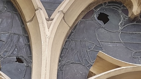 Zwei Kirchenfenster haben Löcher - Kinder sollen sie mit Kastanien eingeworfen haben. 