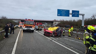Autowrack auf der B41 bei Bad Kreuznach. Ein 81-jähriger Falschfahrer hat dort einen tödlichen Unfall verursacht.