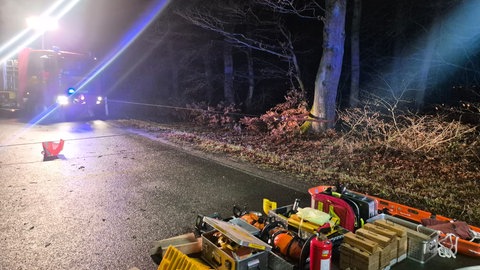 Ein Autofahrer ist bei Spabrücken bei einem Unfall gegen einen Baum geprallt und gestorben.