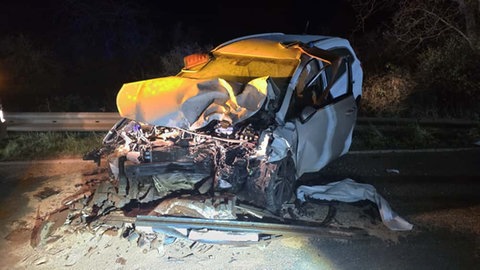 Im Kreis Alzey-Worms sind zwei Autos frontal zusammengestoßen.