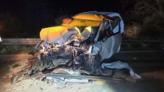 Im Kreis Alzey-Worms sind zwei Autos frontal zusammengestoßen.