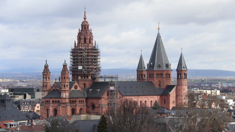 Der eingerüstete Mainzer Dom. Er hatte in den letzten rund 15 Jahren ein Gerüst.