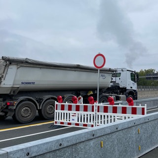 Die Abfahrt Mainz-Mombach ist mit einem Schild abgesperrt. 