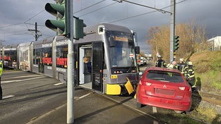 Ein Auto wurde in Mainz-Bretzenheim von einer Straßenbahn erfasst. Der Fahrer ist verletzt.
