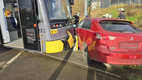 Ein Auto wurde in Mainz-Bretzenheim von einer Straßenbahn gerammt. Der Fahrer ist verletzt. 