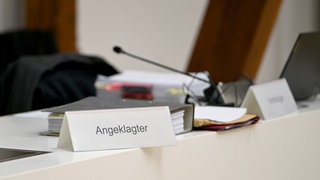 Der Platz eines Angelagten vor Gericht. (Symbolbild)