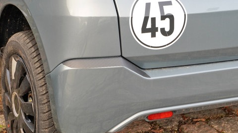 Ein Leichtkraftfahrzeug. Eine 16-jährige Fahrerin hatte einen schweren Unfall bei Hackenheim. 