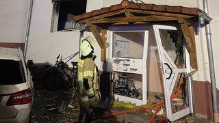 Nach einer Explosion in Bosenheim ist dieses Wohnhaus erst einmal unbewohnbar. 