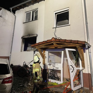 Nach einer Explosion in Bosenheim ist dieses Wohnhaus erst einmal unbewohnbar. 