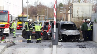 Ein völlig verbranntes Auto: In einer Tiefgarge in Mainz-Gonsen sind drei Autos in Flammen aufgegangen.