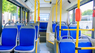 Sitze in einem öffentlichen Bus (Symbolbild): In Mainz soll in Mainz Kinder in einem Bus belästigt und später geöhrfeigt haben. 