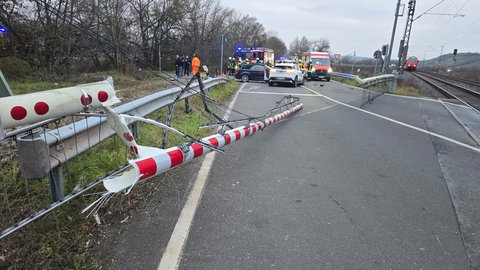 Die zerstörten Schranken am Bahnübergang in Nackenheim. Bei dem Unfall sind zwei Menschen verletzt worden. 