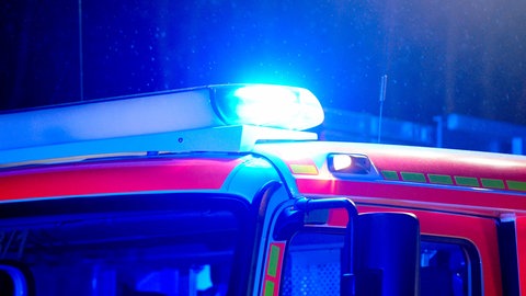 (Symbolbild) Blaulicht auf einem Feuerwehrauto. In Mainz-Weisenau hat ein brennender Weihnachtsbaum an Heiligabend ein Wohnhaus zerstört.
