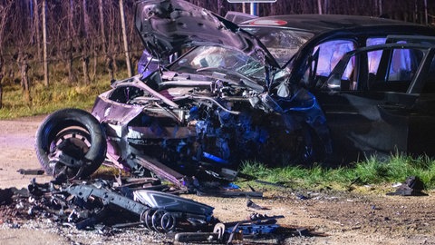 Bei Langenlonsheim sind zwei Autofahrer frontal zusammengestoßen.