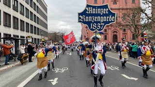 Die Mainzer Ranzengarde führt den Neujahrsumzug der Garden in Mainz an. 