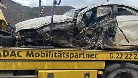 Ein Auto, das an dem tödlichen Unfall bei Bingen beteiligt war, steht völlig zerstört auf einem Abschleppwagen.