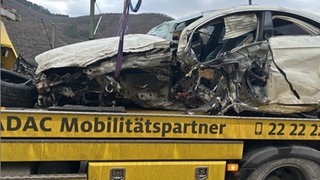 Ein Auto, das an dem tödlichen Unfall bei Bingen beteiligt war, steht völlig zerstört auf einem Abschleppwagen.