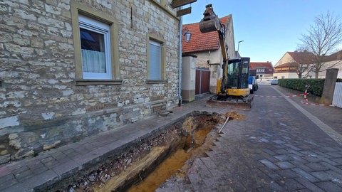 Vor einem Anwesen in Zornheim musste nach einem Wasserrohrbruch die Straße geöffnet werden. Wegen der Arbeiten wurde im Ort das Wasser abgestellt.