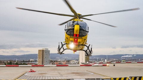 Der gelbe Rettungshubschrauber Christoph 77 startet vom Dach der Mainzer Unimed