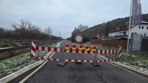 Die Landstraße bei Nackenheim ist nach dem Felssturz am Samstag mit Baken versperrt.