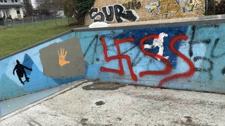 Nazi-Symbole sind auf eine Skateranlage in Westhofen gesprüht.