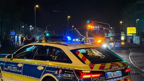 Ein Polizei und ein Abschleppwagen stehen nach dem Unfall an der Kreuzung in der Mainzer Oberstadt.