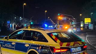 Ein Polizei und ein Abschleppwagen stehen nach dem Unfall an der Kreuzung in der Mainzer Oberstadt.