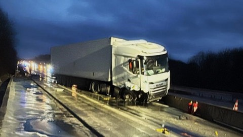 Der verunglückte Sattelzug steht nach dem Unfall auf der A3 in Richtung Wiesbaden, dahinter staut sich der Verkehr.