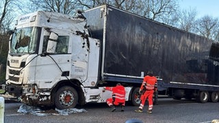 Ein demolierter Lkw wird abgeschleppt: Auf der A61 bei Gundersheim war der Lkw umgestürzt. Die Autobahn musste vorrübergehend komplett gespertt werden. Es kam zu einem langen Stau. 