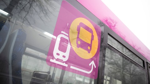 Ein Bus mit einem Symbol für Schienenersatzverkehr. Die Bahnstrecke zwischen Mainz und Bingen ist bis Ende Januar gesperrt.