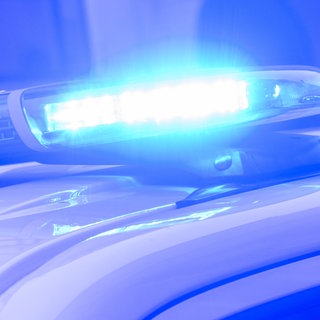 Großaufnahme eines Blaulichtes auf einem Polizeiauto.