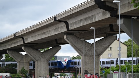Die Hochbrücke in Mainz-Mombach ist seit 2021 gesperrt, jetzt soll sie abgerissen werden.