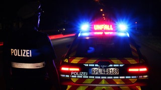 Ein Polizeiauto mit Leuchtschrift "Unfall". In Nackenheim ist ein Mann zweimal von einem Autofahrer überrollt worden