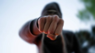Ein Mann schlägt mit der Faust zu: In Worms stehen vier Menschen vor Gericht, die ein schwules Paar mit Tritten und Schlägen attackiert haben sollen. (Symbolbild)
