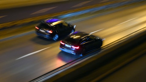 Ein 20-jähriger Raser hat auf der A61 bei Stromberg die Kontrolle über sein Auto verloren und prallte mit dem Auto einer 50-jährigen Frau zusammen. (Symbolfoto)