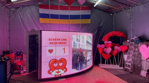 Auf den Bilschirmen des Helau Love Fastnachtswagens können sich die Zuschauer am Rosenmontag sehen.