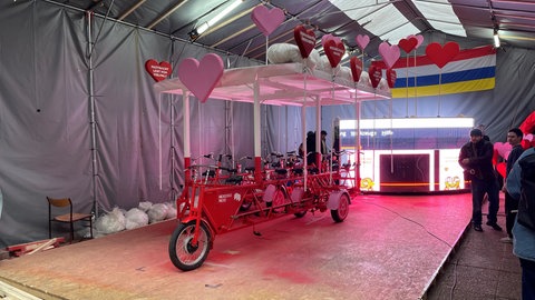 Das Mehrsitzer-Fahrrad, mit dem der Helau Love Wagen der Hochschule Mainz am Rosenmontag gezogen wird.