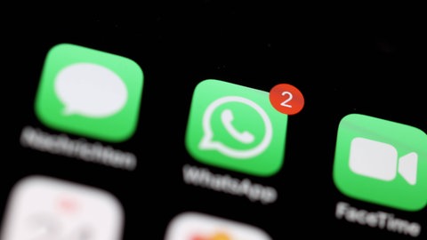 Eine Nachricht wird auf Whatsapp angezeigt: Die Polizei Mainz warnt vor Falschmeldungen über einen "weißen Transporter", die unter anderem über Whatsapp-Gruppen geteilt werden. 