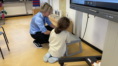 Simone Kühn muss kreativ sein: Damit das Mädchen nicht mehr unruhig in der Klasse herumläuft, darf es seine Aufgabe auf einem Tablet auf dem Boden machen. 