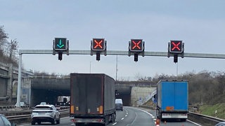 Verkehr auf der A60 bei Mainz: Der mit einer Panne liegengebliebene Lkw vor dem Hechtsheimer Tunnel