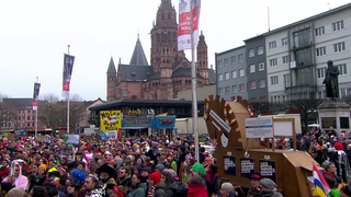 Tausende närrisch verkleidete Menschen haben in Mainz gegen Rechts demonstriert.