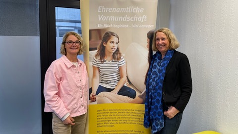 Gerburg Rizzi vom Mainzer Jugendamt (links) freut sich über das Engagement der ehrenamtlichen Vormunde und Vormundinnen wie Birgit Zeller (rechts).
