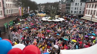Tausende Narren und Närrinnen feiern in Mainz Weiberfastnacht.