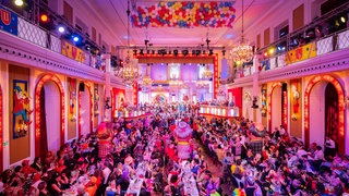 Die Aktiven stehen zu Beginn der Generalprobe auf der Bühne bei der Fernsehsitzung "Mainz bleibt Mainz".