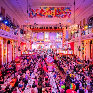 Die Aktiven stehen zu Beginn der Generalprobe auf der Bühne bei der Fernsehsitzung "Mainz bleibt Mainz".