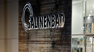 Unzählige schwarze Ölspritzer unter dem Namenszug Salinenbad