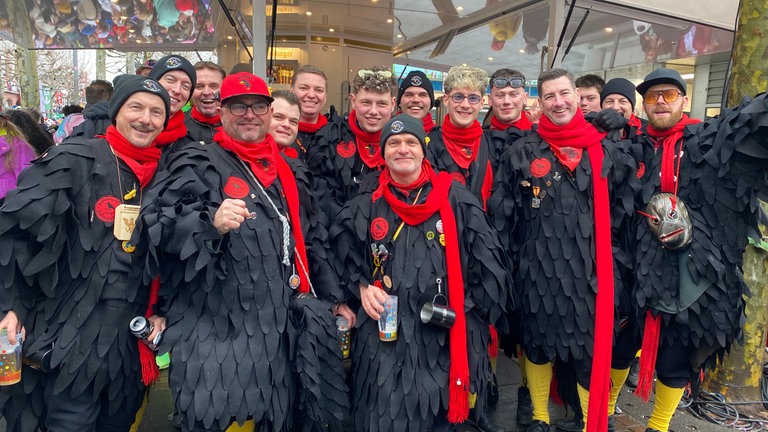 Ein Hühner-Haufen beim Rosenmontagszug in Mainz 2026.