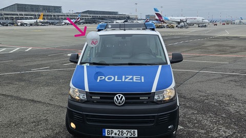 Dieser Luftballon aus Bad Kreuznach ist auf dem Stuttgarter Flughafen gelandet. Die Bundespolizei sammelte ihn ein und heftete ihn ans Polizeiauto.