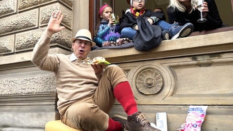 Der Rosenmontag in Mainz macht hungrig - die einen stehen beim Dönerladen in der Schlange, die anderen futtern auf der eigenen Fensterbank.